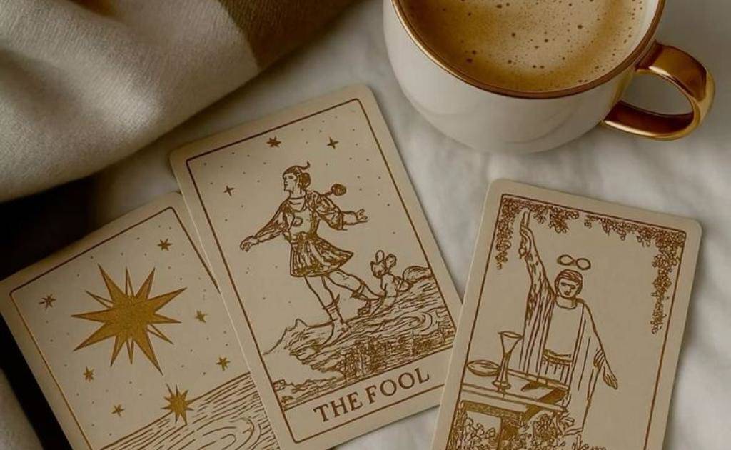 Por qué llevar un Diario de Tarot transformará tu intuición